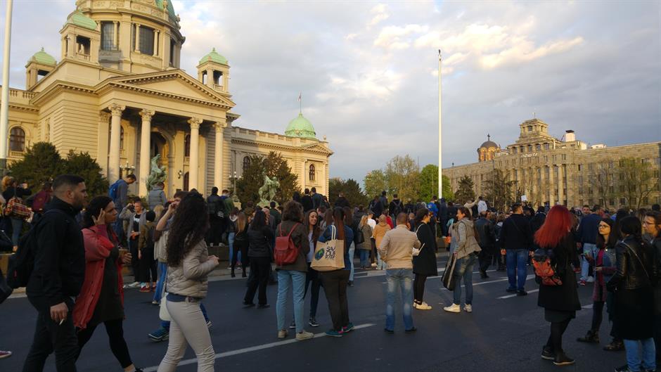Protesti u nekoliko gradova, hiljade na ulicama Beograda
