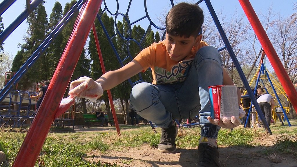 Mladi iz Subotice i migranti uredili igralište u ZOO vrtu na Paliću