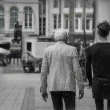 Modni dizajner ulicom šeta sa svojim 50 GODINA MLAĐIM DEČKOM - Drže se pod ruke i ne kriju ljubav od javnosti