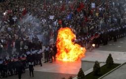 
					Molotovljevi kokteli, vodeni topovi i suzavac na protestima u Albaniji (FOTO) 
					
									