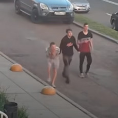 Momci su hteli da se prave važni pred curama - pa su se ŽESTOKO IZBLAMIRALI (VIDEO)