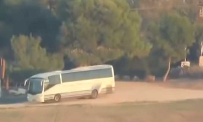 Momenat koji je zapalio Bliski istok: Raketa raznosi autobus (VIDEO)