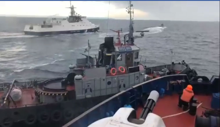 Momenat udara ruskog u ukrajinski vojni brod danas u Kerčskom moreuzu