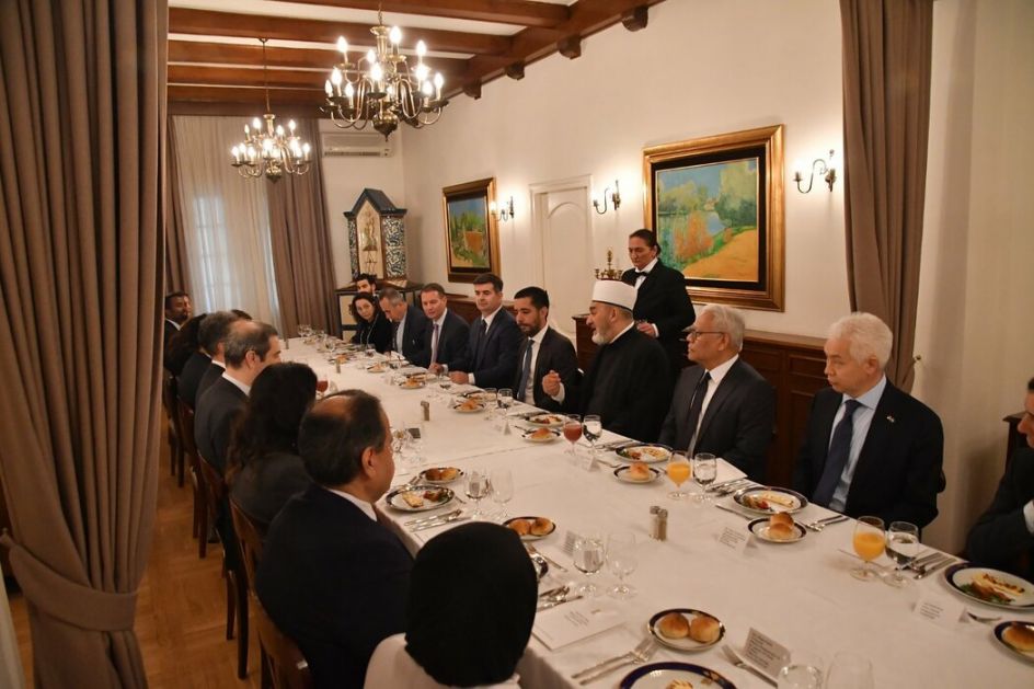 Momirović sa ambasadorima islamskih zemalja o pritiscima na Srbiju