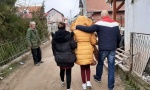 Monika izašla iz bolnice i stigla kući: Devojčica u zagrljaju uplakanih roditelja, bake i deke, a posebno se obradovala kuci Lei (FOTO+VIDEO)