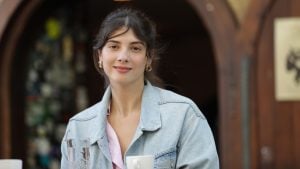 Monodrama o ženama koje funkcionišu dok pucaju iznutra: Glumica Iva Ilinčić o društvu, politici, suicidu i tome zašto publiku ne gleda u oči