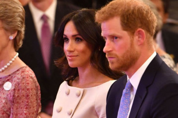 Moraju da poštuju protokol u javnosti: Kraljica stavila tačku na držanja za ruke i nežne dodire Megan i Hari