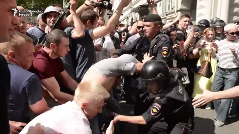 Moskovska policija tukla te privodila demonstrante i opozicionare