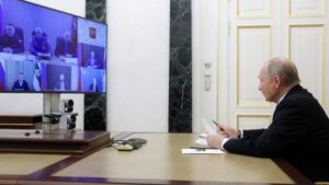 Moskovski tajms: Putin je prestao da napušta Kremlj i rezidencije, u protekle dve nedelje učestvovao na sastancima putem video vezebora