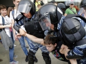 Moskva: Vikali dole Putin, policija uletela u masu