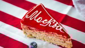 Moskva torta – kremasti klasik sa višnjama i ananasom
