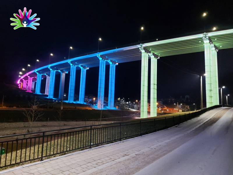 Most Vrla osvetljen u zvaničnim bojama Dana retkih bolesti
