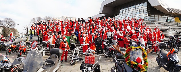 Moto Deda Mrazovi prodefilovali ulicama Novog Sada i uručili paketiće deci koja praznike ne dočekuju kod kuće