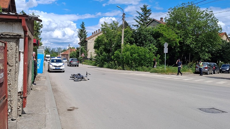 Motociklistu udario automobil, povređeni prevezen kolima Hitne pomoći