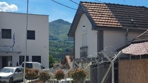 Može li međunarodna zajednica sprečiti iseljavanje preko 20 srpskih porodica u Leposaviću?