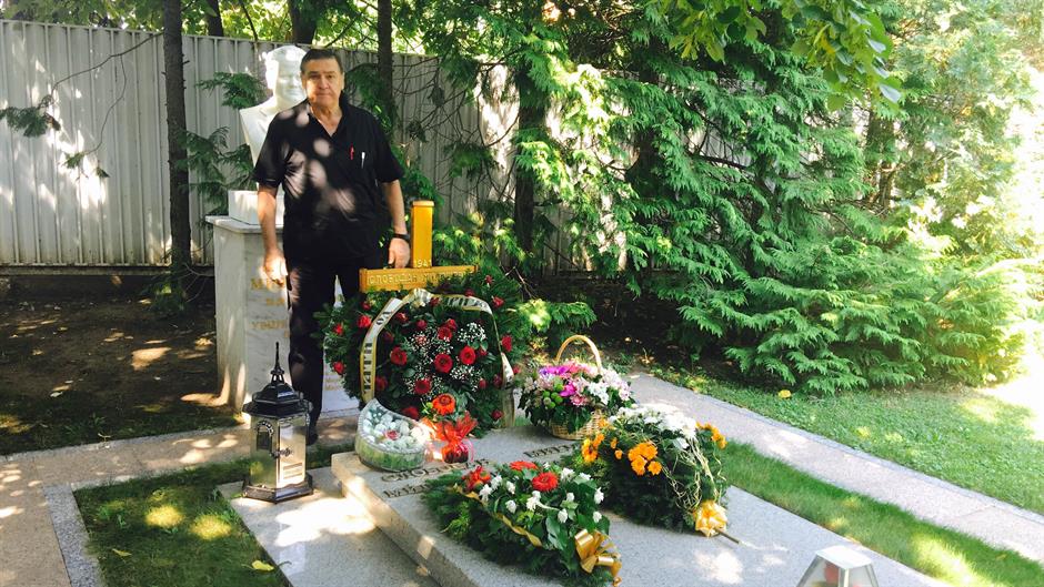 Mrkonjić obišao Miloševićev grob i zatražio spomenik i ulicu