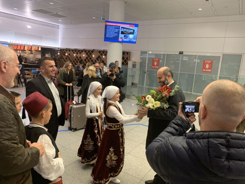 Muftija Zukorlić stigao u Minhen – posebna dobrodošlica na aerodromu