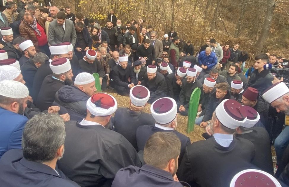 Muftija Zukorlić ukopan u Orlju, dženazu klanjalo hiljade vjernika