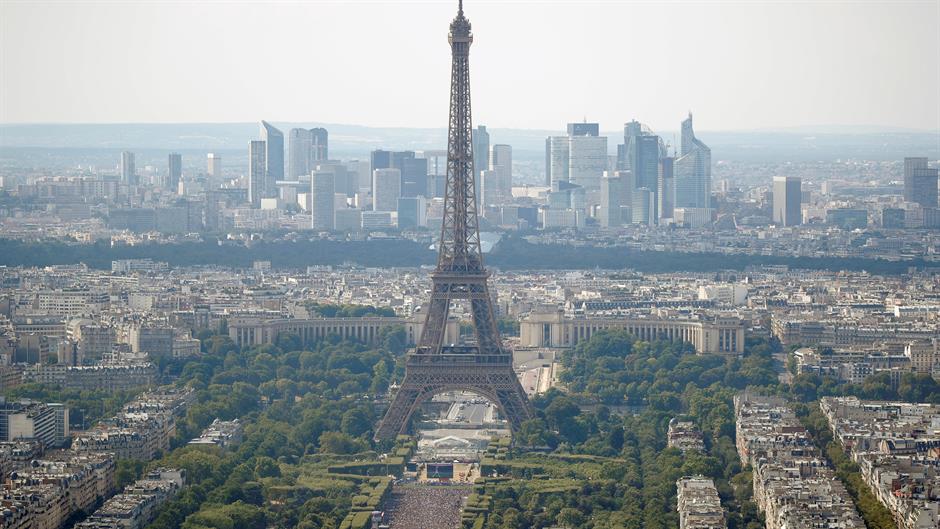 Muke Parižana sa stanovima koji se iznajmljuju turistima