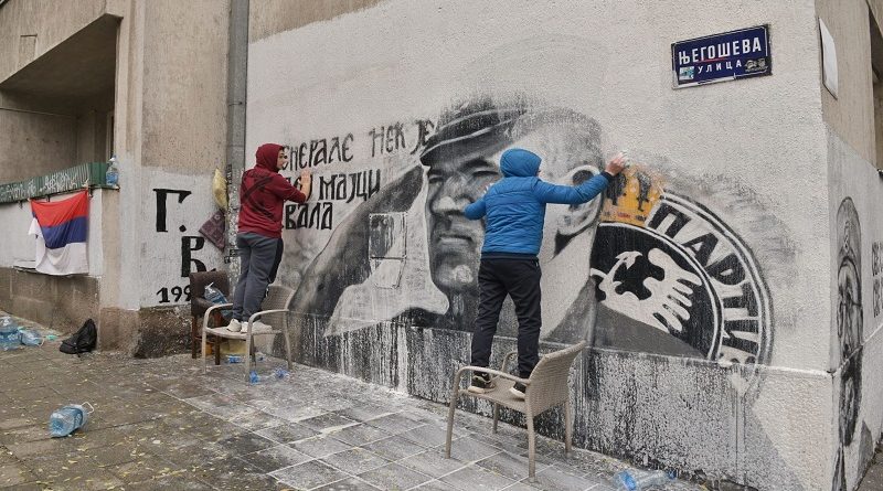 Mural zločincu Mladiću bio prekrečen na kratko, desničari obrisali farbu