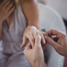 Muškarac (33) ukrao verenički prsten od brata (26) kako bi zaprosio svoju devojku, dodatni potez šokirao sve: Sve je to uradio zbog jednog razloga, a meni kaže da sam detinjast