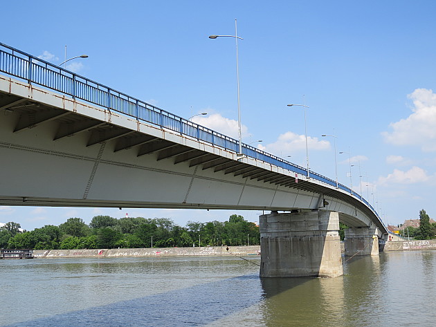 Muškarac pao u Dunav sa ograde Varadinskog mosta