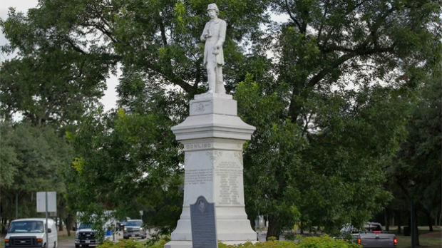 Muškarac pokušao da raznese statuu Konfederacije