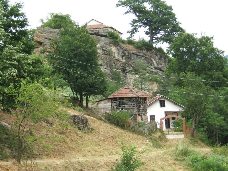 Muškarac pokušao da zapali manastir kod Vladičinog Hana (FOTO) 