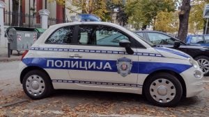 Muškarac pucao u Vrnjačkoj Banji, oštećen izlog Srpske napredne stranke