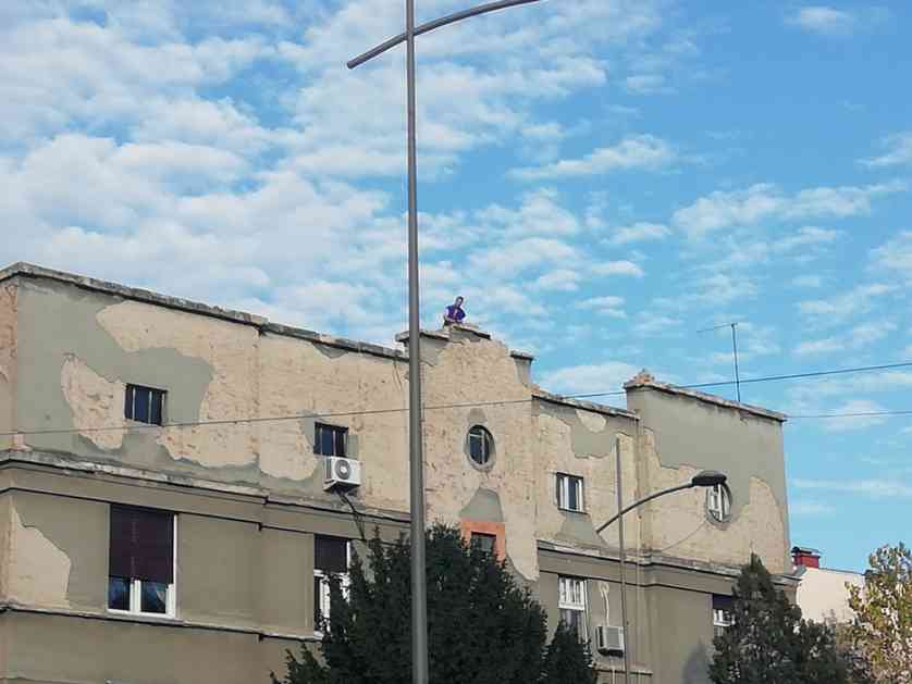 Muškarac u centru Novog Sada tri sata bacao cigle s krova zgrade (VIDEO)