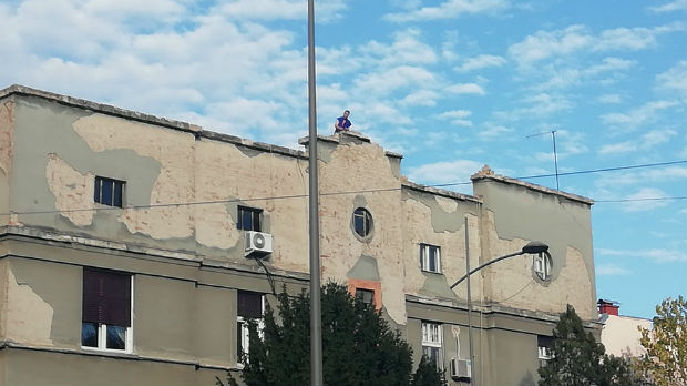 Muškarac u centru Novog Sada bacao cigle s krova zgrade