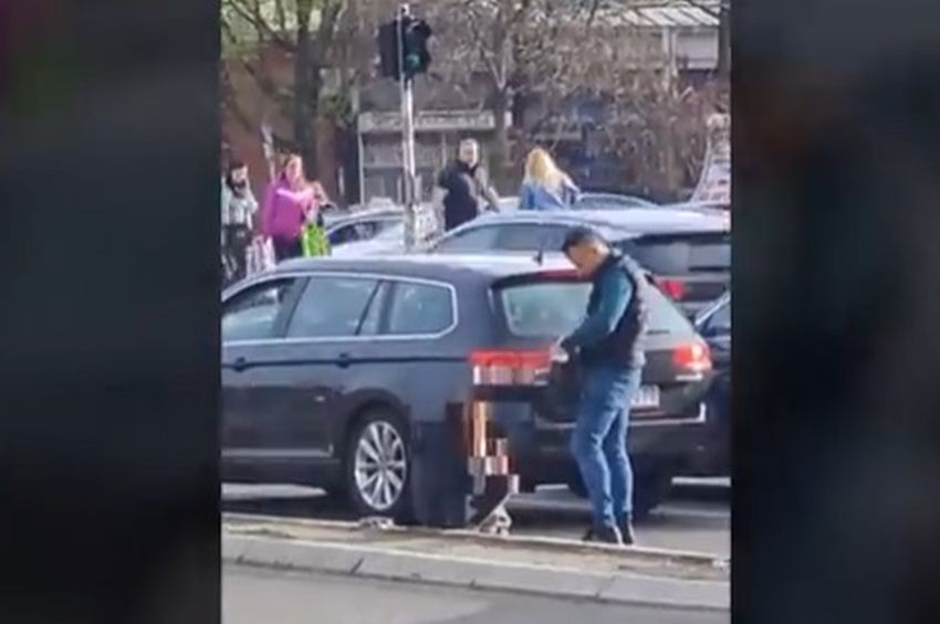 Muškarac video ženu koja prosi s detetom, prekinuo obrok u restoranu i plemenitošću nas oborio sa nogu