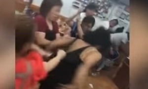 Mušterija odbila da plati, pa nastala tuča u kozmetičkom salonu (VIDEO)
