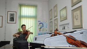 Muzičkoj školi u Velikom Gradištu poklonjene tri violine Jana Nemčeka