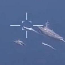 NA KORAK OD TREĆEG SVETSKOG RATA! Objavljen snimak incidenta brodova SAD i Irana u Omanskom zalivu (VIDEO)