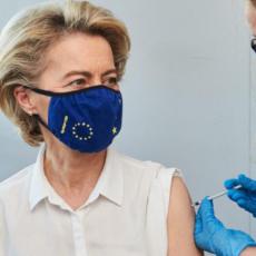 NA NJENIM PLEĆIMA JE EVROPSKA UNIJA: Ursula fon der Lajen primila vakcinu protiv korone (FOTO)