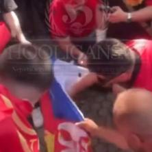 NA ODUŠEVLJENJE PRISUTNIH: Albanci pocepali zastavu Srbije (VIDEO)