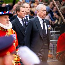 NA POMOLU NOVA AFERA: Britanska kraljevska porodica na udaru javnosti, princ Endrju i pokojna kraljica glavni akteri