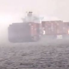 NA POMOLU VELIKA KATASTROFA! 40 kontejnera sa broda upalo u more - u njima je hemikalija OPASNA po čovečanstvo! (VIDEO)