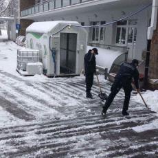 NA RASPOLAGANJU GRAĐANIMA: Komunalna milicija pomaže u čišćenju snega (FOTO)