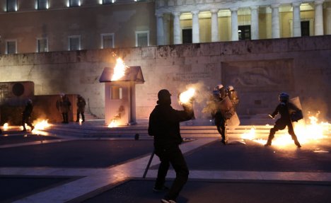 NA ULICAMA HAOS, A GRČKI PARLAMENT ODOBRIO MERE ŠTEDNJE: Već besnim Grcima smanjenje plata 3 godine