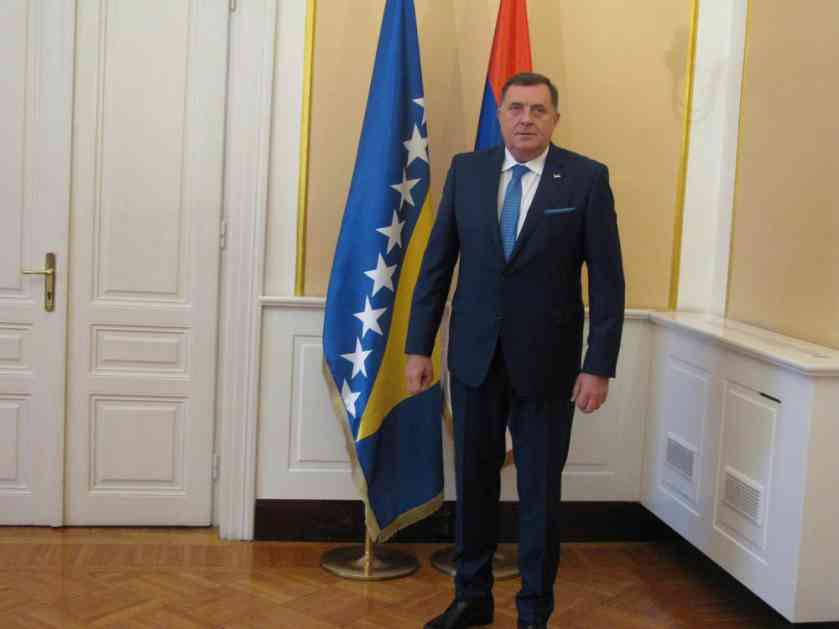 NA ZAHTEV DŽAFEROVIĆA: Zastava Republike Srpske ispred Dodikovog kabineta ipak uklonjena