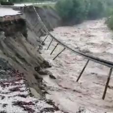 NABUJALA REKA DIVLJA, OSTAO SAMO AMBIS: Zbog poplava kod Kraljeva progutani mostovi i saobraćajnice! (VIDEO)