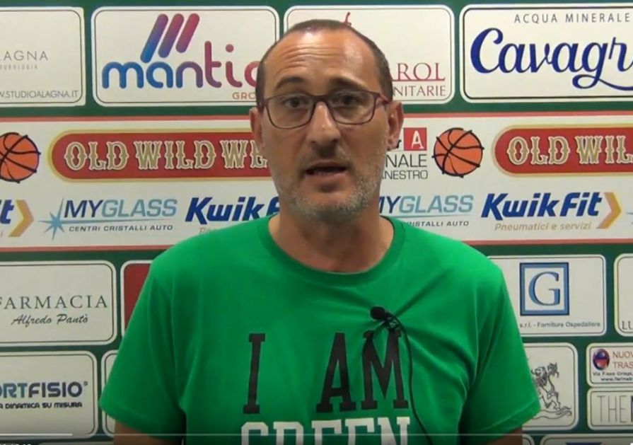 NAČISTO POLUDEO: Italijanski trener pobesneo i ŠUTNUO protivničkog igrača! (VIDEO)