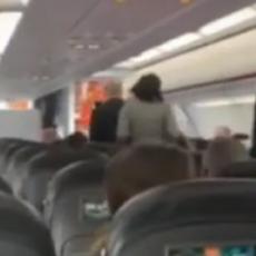 NADAM SE DA ĆETE UMRETI: Žena vikala i kašljala na putnike u avionu (VIDEO) 