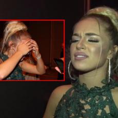 NAGRABUSILA U GEJ KLUBU: Pevačica za dlaku izbegla nesreću na nastupu!