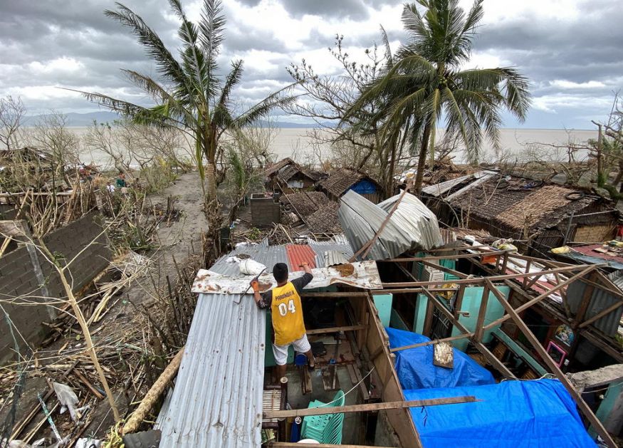 NAJJAČA OLUJA OVE GODINE ODNELA 16 ŽIVOTA: Tajfun Goni doneo vetrove i poplave na Filipine, nevreme nosilo se pred sobom (VIDEO)