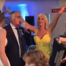 NAJLUĐI MOMENAT SVADBE: Milojko uzeo mikrofon, ZAPEVAO, kuma ga kiti PARAMA! A tek prvi ples mladenaca... (VIDEO)