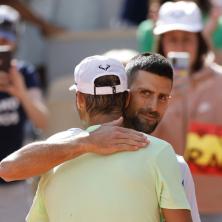 NAJSKUPLJA SLIKA: Đoković i Nadal zagrljeni u Parizu (FOTO)
