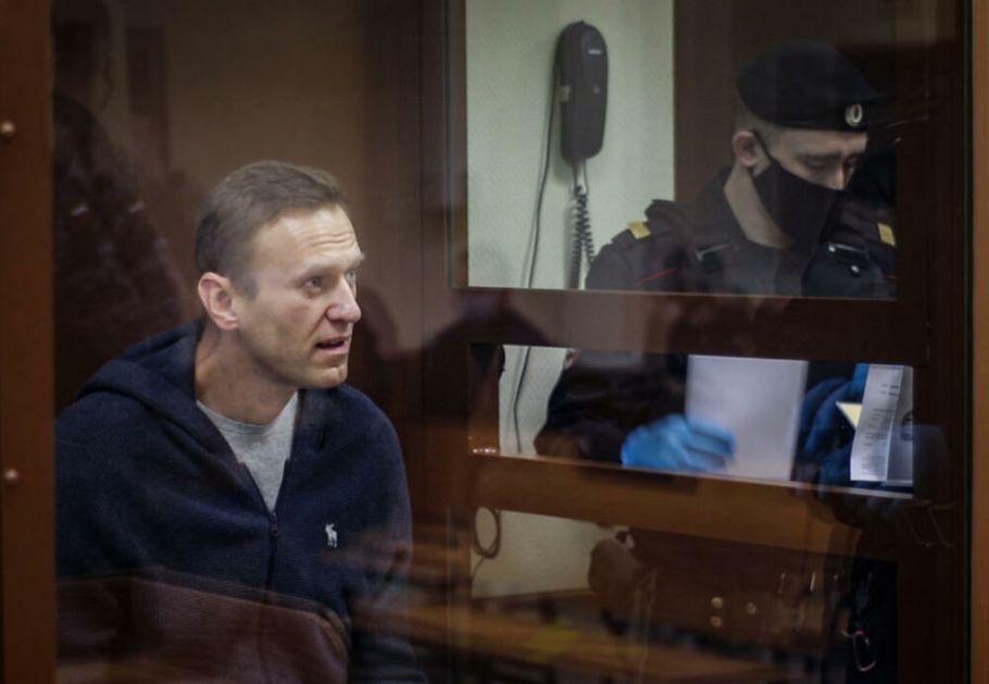 NAKON UPOZORENJA DA MU JE ŽIVOT U OPASNOSTI Navaljni prekinuo štrajk glađu!